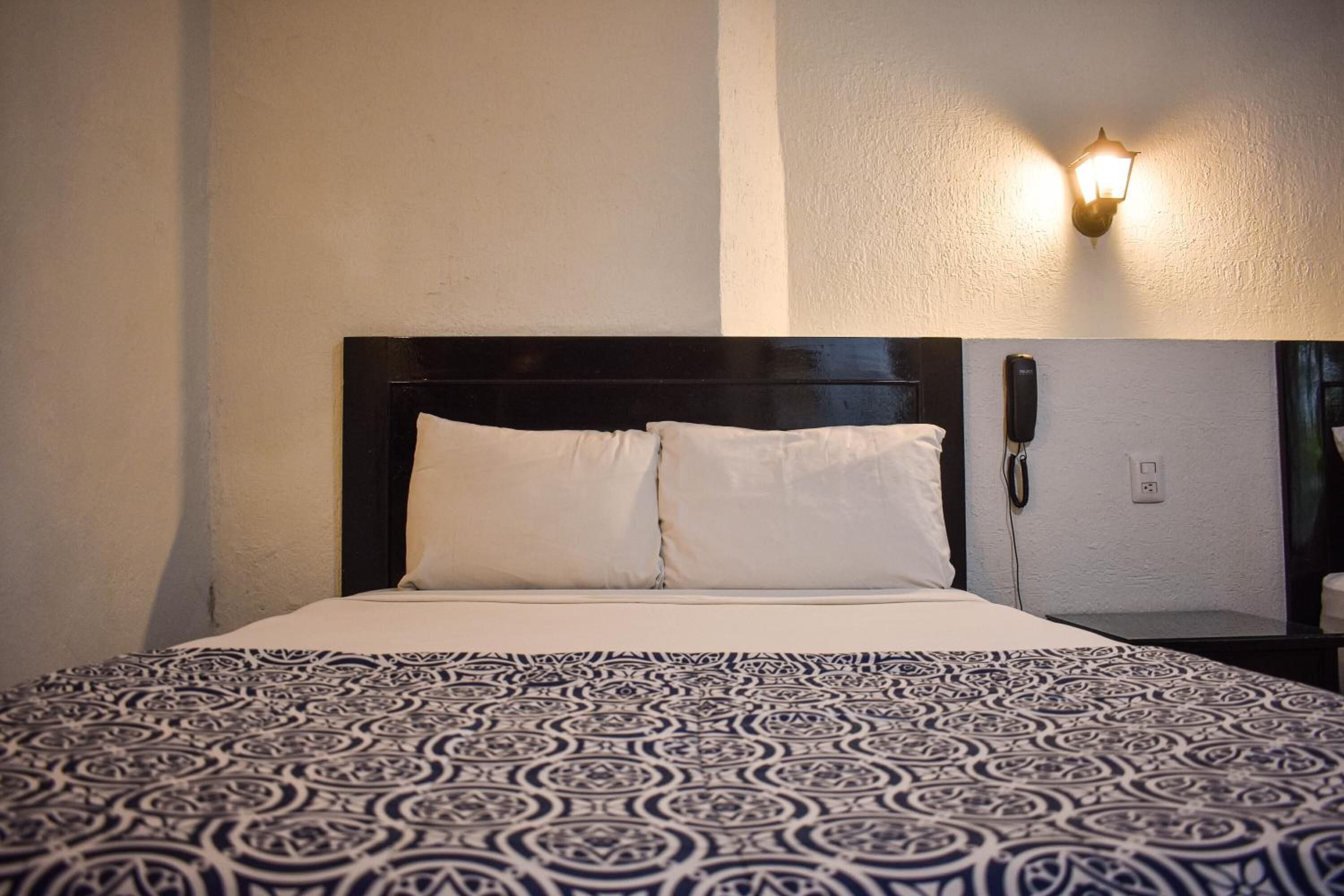 1 bedroom, premium bedding, desk, laptop workspace