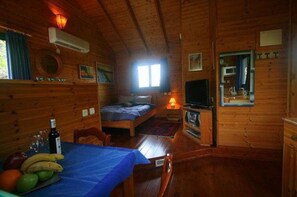 Blue Cabin | Blackout curtains, soundproofing, free WiFi, bed sheets - Amirim Atmosphere (Merom HaGalil)