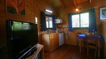 Blue Cabin | Private kitchen | Fridge, microwave, coffee/tea maker, electric kettle