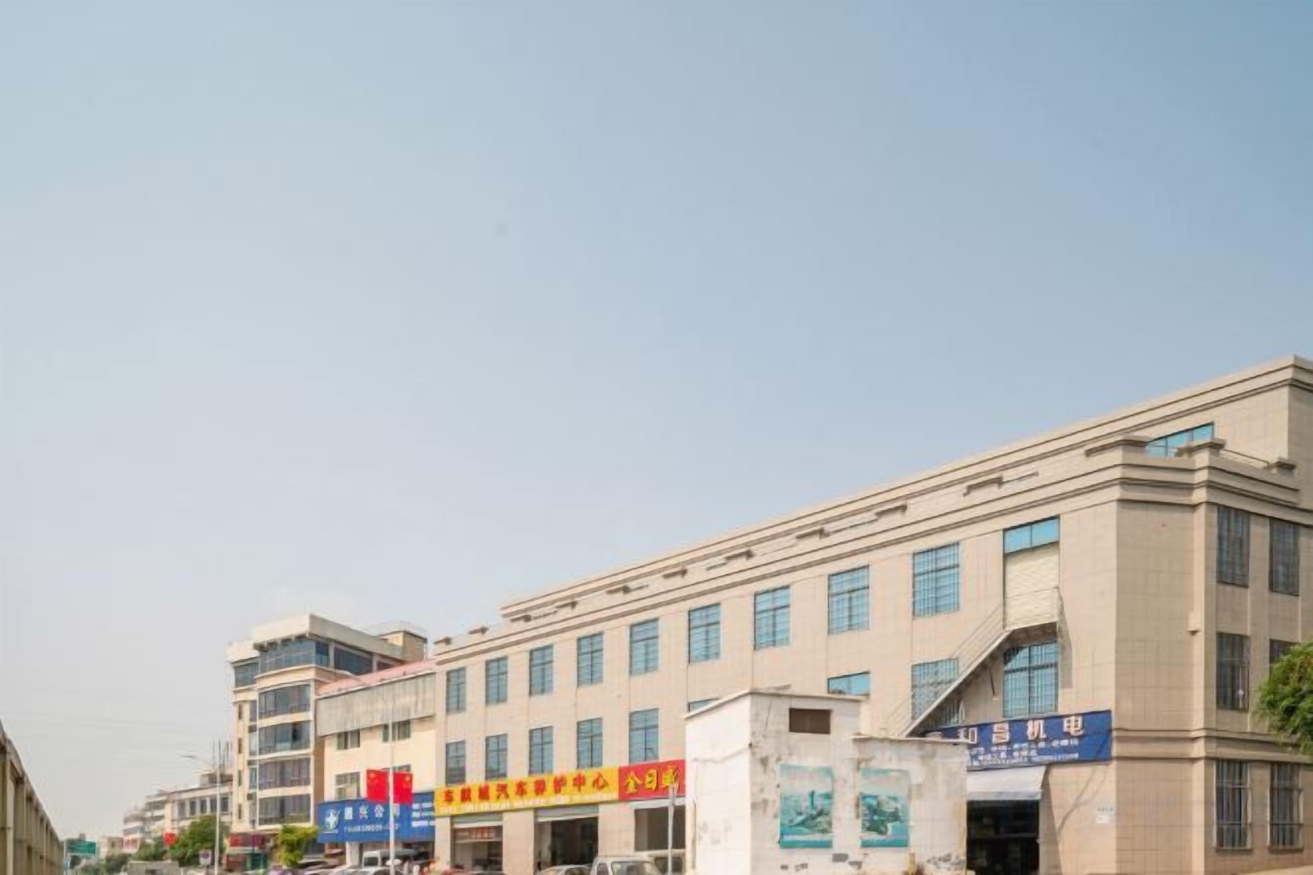 Un edificio de varios pisos con señalización que indica diferentes negocios en la planta baja.