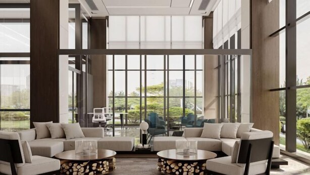 Amplia sala de estar con un sofá modular grande, dos mesas redondas de centro y vistas a un jardín a través de ventanas amplias.