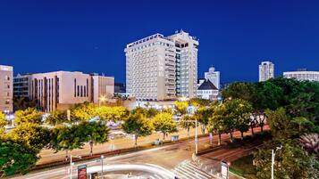 Vista frontal de la propiedad por la tarde o noche