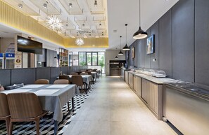 Se sirven desayunos, almuerzos y cenas; cocina china