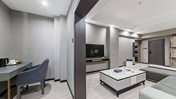 Deluxe-Suite, 1 King-Bett | Wohnbereich | Flachbildfernseher