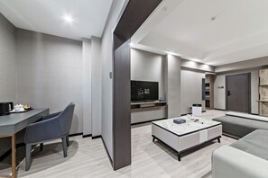 Deluxe suite, 1 kingsize bed | Woonruimte | Flatscreentelevisie