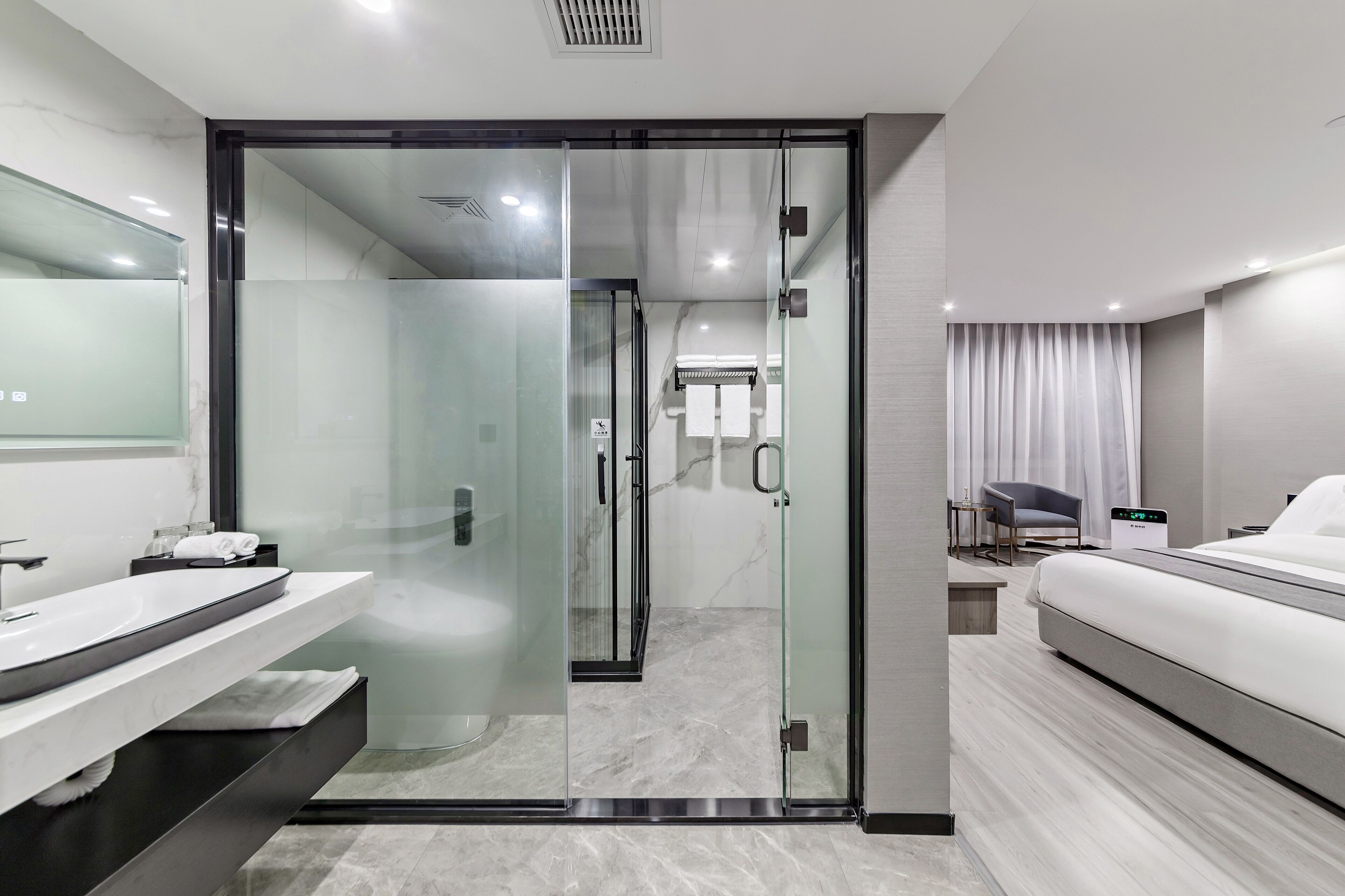 Chambre Ville, 1 très grand lit, vue ville | Salle de bain