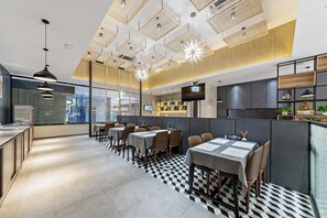 Serveert ontbijt, lunch, diner, Chinese gerechten 