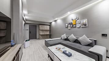 Suite Deluxe, 1 cama King size | Área de sala de estar | Televisión de pantalla plana