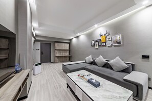 Deluxe suite, 1 kingsize bed | Woonruimte | Flatscreentelevisie