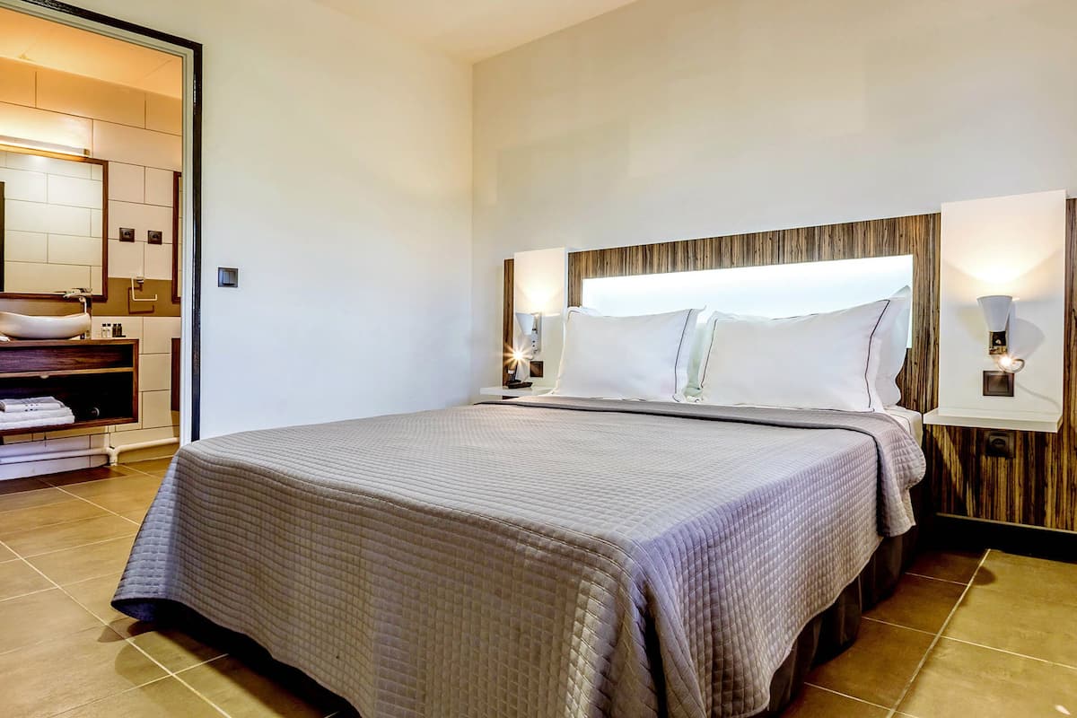 suite, sea view | minibar, in-room safe, desk, soundproofing