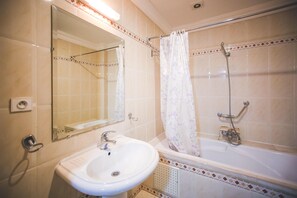 Duş/küvet kombinasyonu, ücretsiz banyo/kozmetik ürünleri 