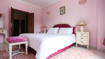 Een kluis op de kamer, een bureau, geluiddichte muren