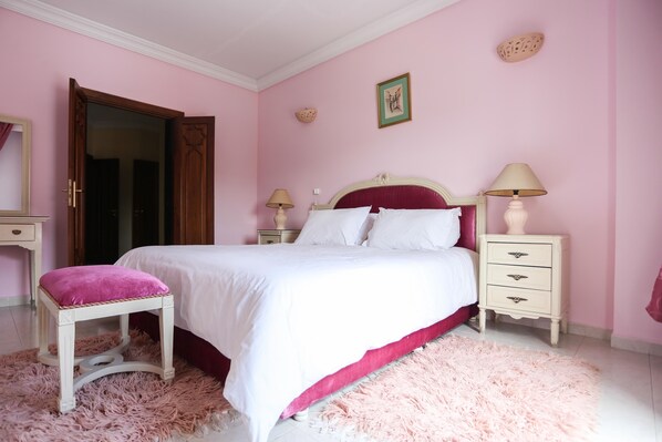 Odada kasa, masa, ses yalıtımı, ütü/ütü masası 