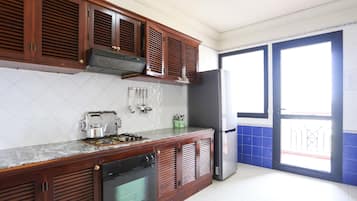 Full-sized fridge, microwave, stovetop