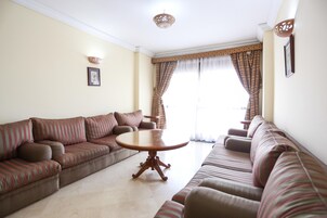 Appartement 4 Adultes | Zona de estar | Una televisión de pantalla plana, suelo radiante