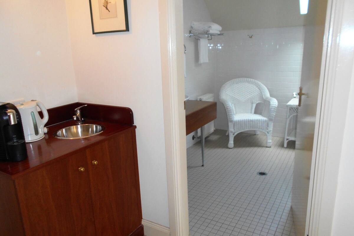 school masters premium room | bathroom | separate bathtub and shower, deep-soaking bathtub, free toiletries