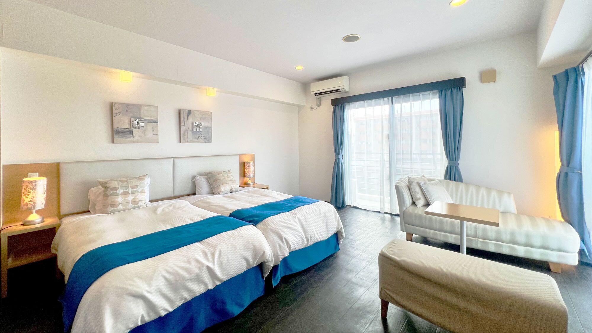 Bộ đồ giường cao cấp, chăn bông, két bảo mật tại phòng, bàn 