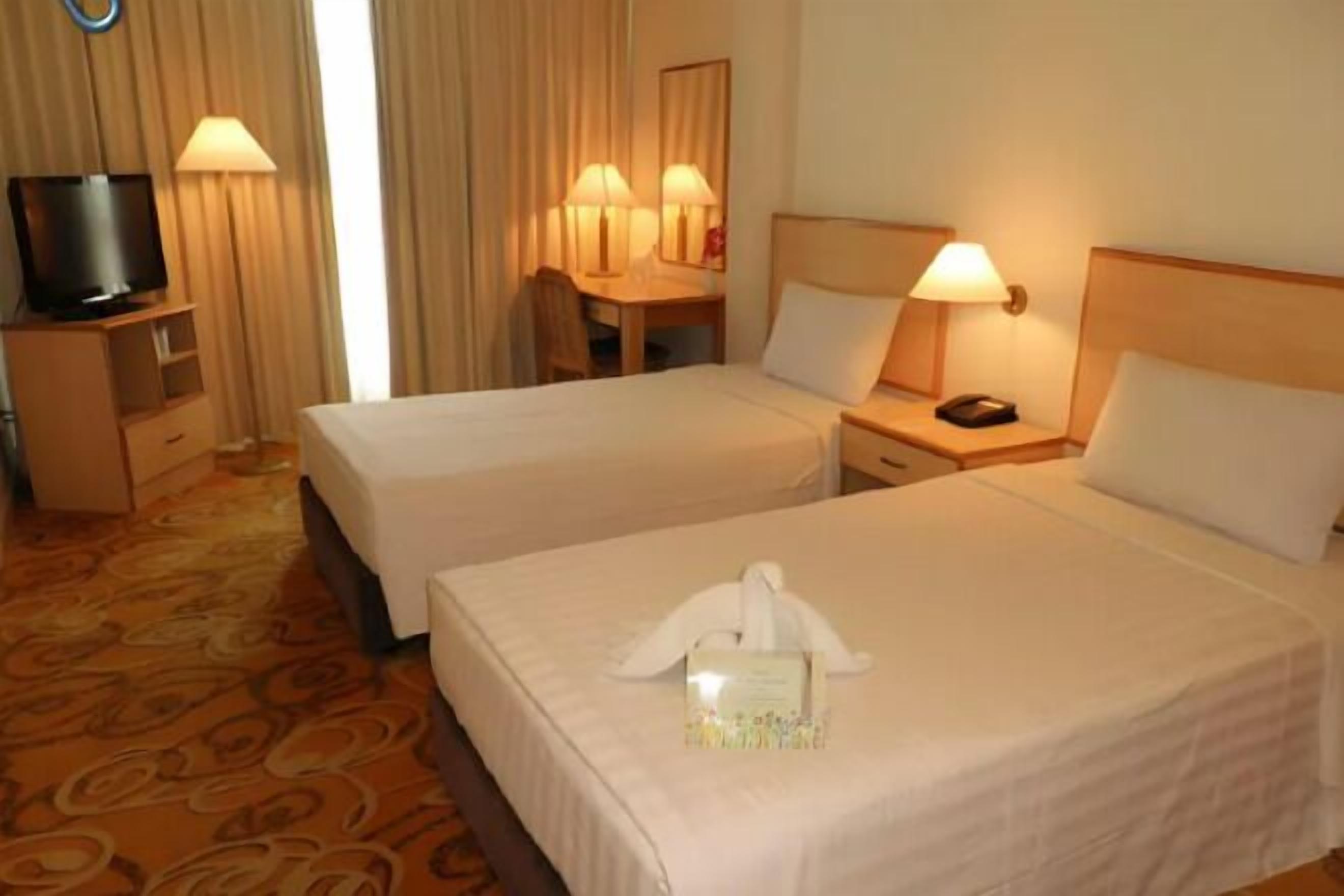 Escritorio, tabla de planchar con plancha y wifi gratis 