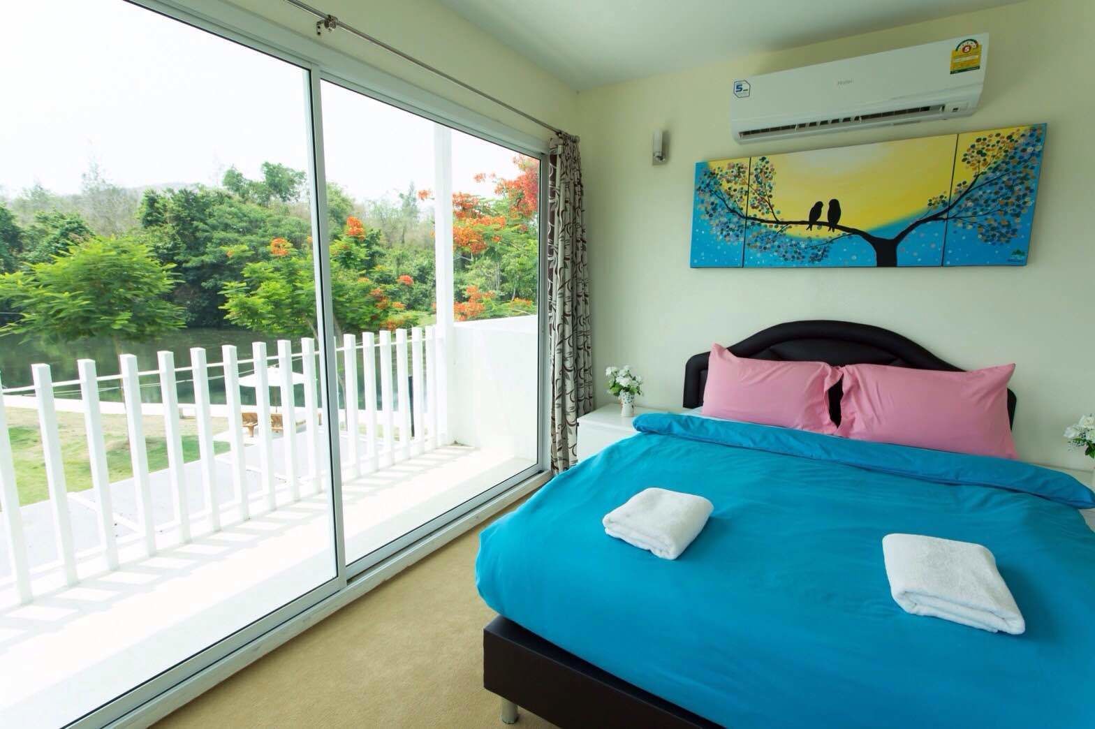 4 Bedrooms Villa | Minibar, bureau