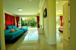 Minibar, desk - Worawee Resort & Spa (Kaeng Krachan)