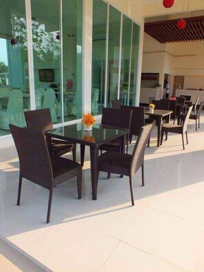 Breakfast, lunch, dinner served; Thai cuisine