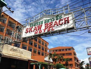 Property entrance - Skaw Beach Hotel (Pattaya)