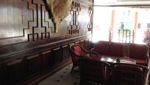Lobby sitting area - Skaw Beach Hotel (Pattaya)
