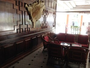 Lobby sitting area - Skaw Beach Hotel (Pattaya)