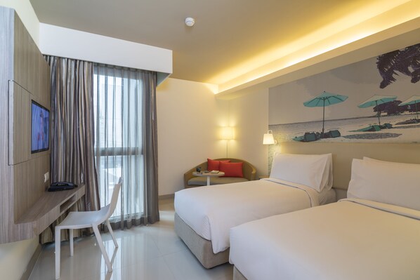 In-room safe, desk, blackout drapes, iron/ironing board - Travelodge Pattaya (Pattaya)