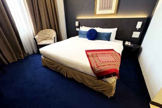 객실 내 금고, 책상, 암막 커튼, 다리미/다리미판