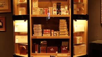 Un mueble esquinero con varios estantes que contienen diversos objetos en cajas, probablemente productos o artículos de colección.