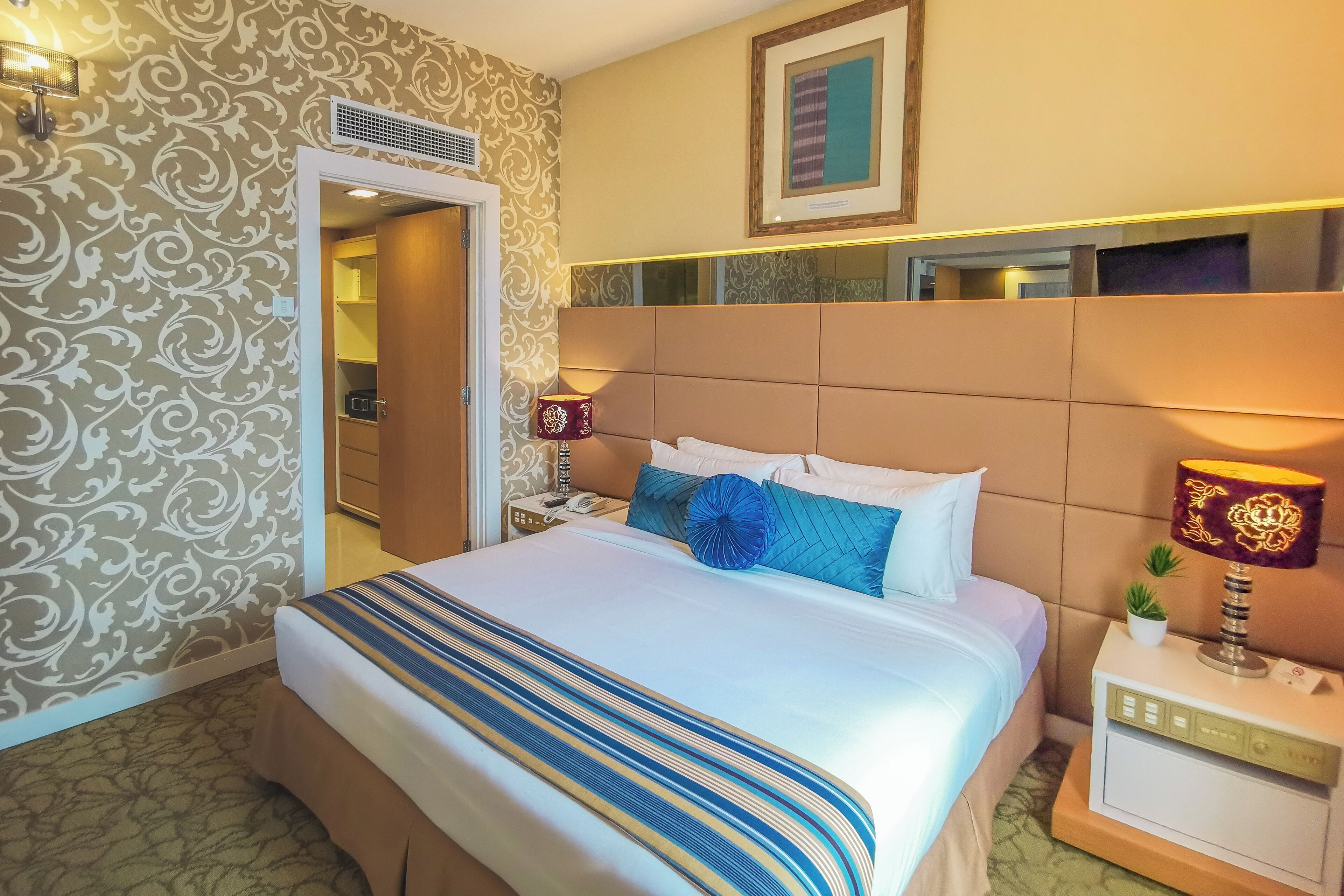 Royal Suite, Non Smoking | In-room safe, desk, blackout drapes, iron/ironing board