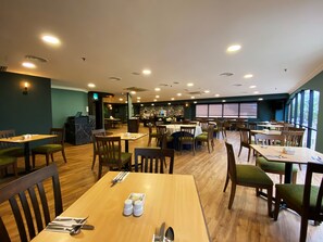 Petit déjeuner, déjeuner et dîner servis sur place