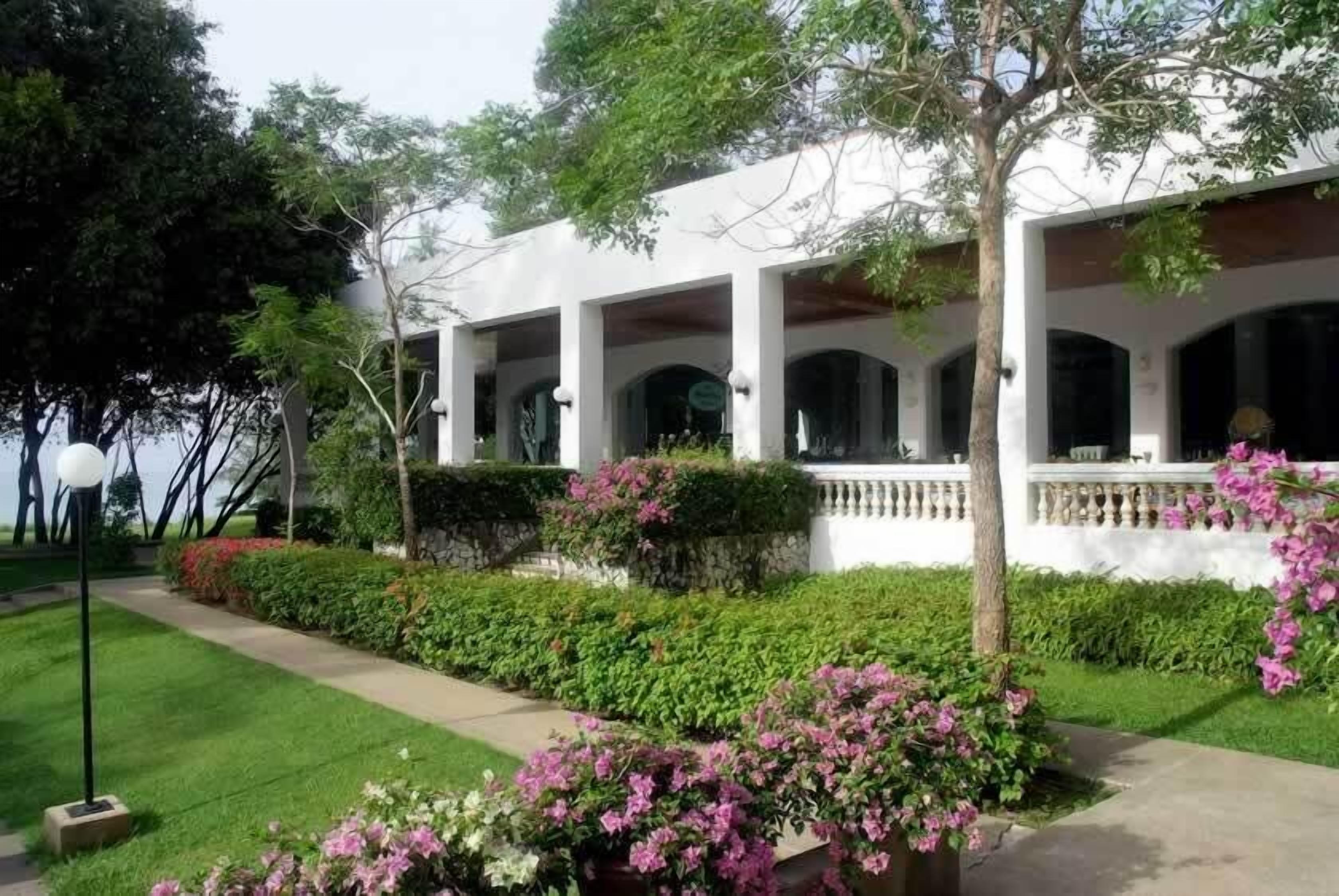 Breakfast, lunch, dinner served; international cuisine 