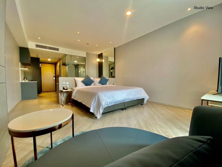 Studio, Mountain View | Minibar, in-room safe, individually decorated, rollaway beds