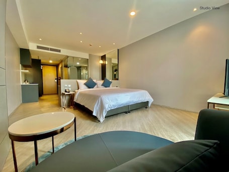 Studio, Mountain View | Minibar, in-room safe, individually decorated, rollaway beds