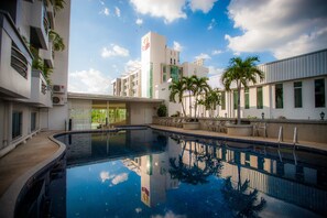 Outdoor pool, sun loungers - Golden City Rayong (Rayong)