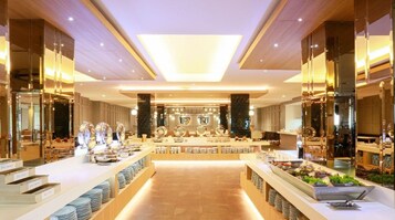 Breakfast, lunch, dinner served; Thai cuisine 