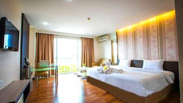 Deluxe Double room (B) | Minibar, in-room safe, individually decorated, rollaway beds