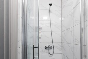 Dobbeltrom – basic, privat bad (2 Adults) | Bad | Dusj og håndklær