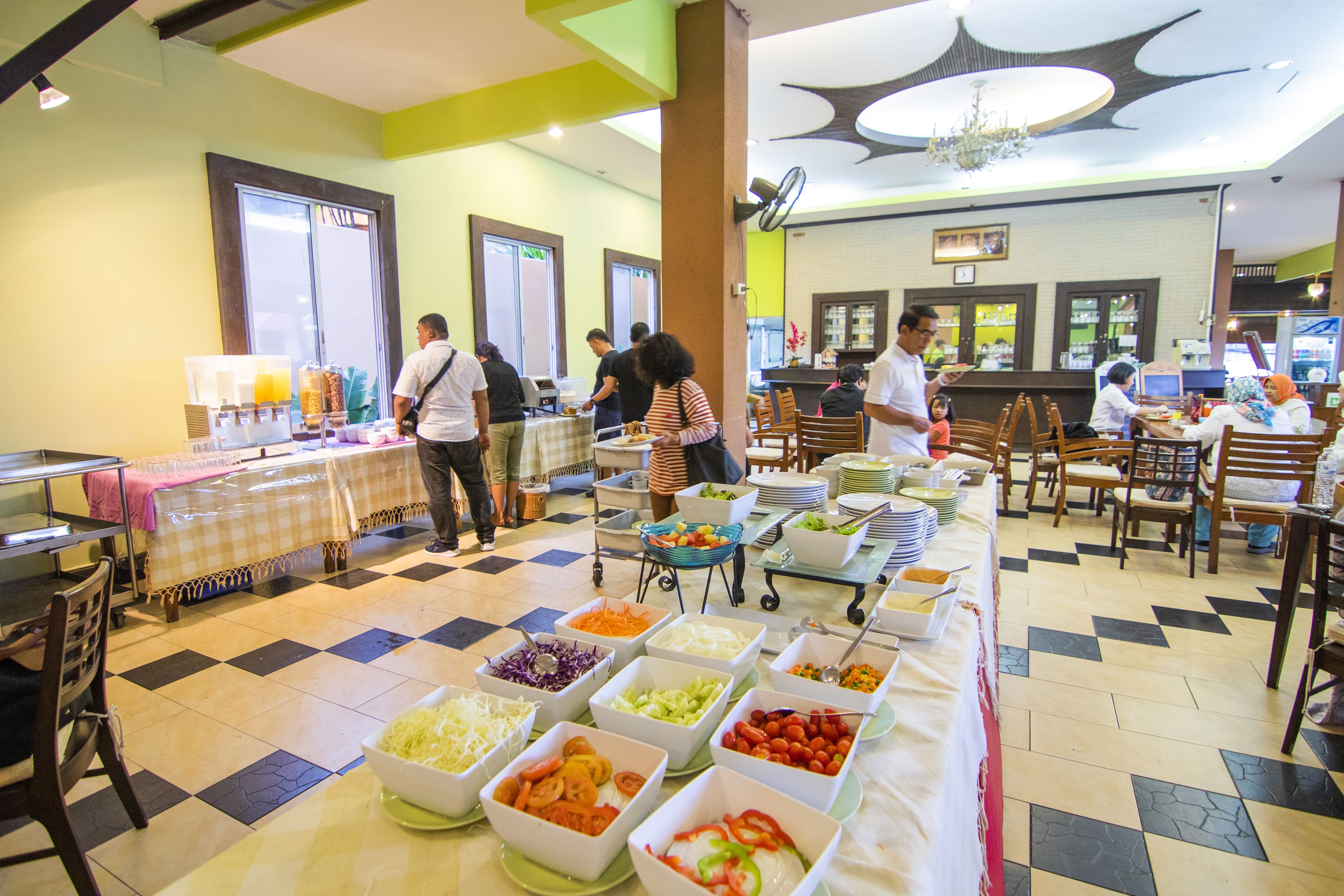 Petit déjeuner buffet (150 THB par personne)