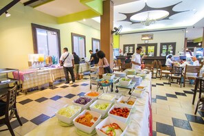 Daily buffet breakfast (THB 150 per person) - Phuphaya Resort Pattaya (Pattaya)
