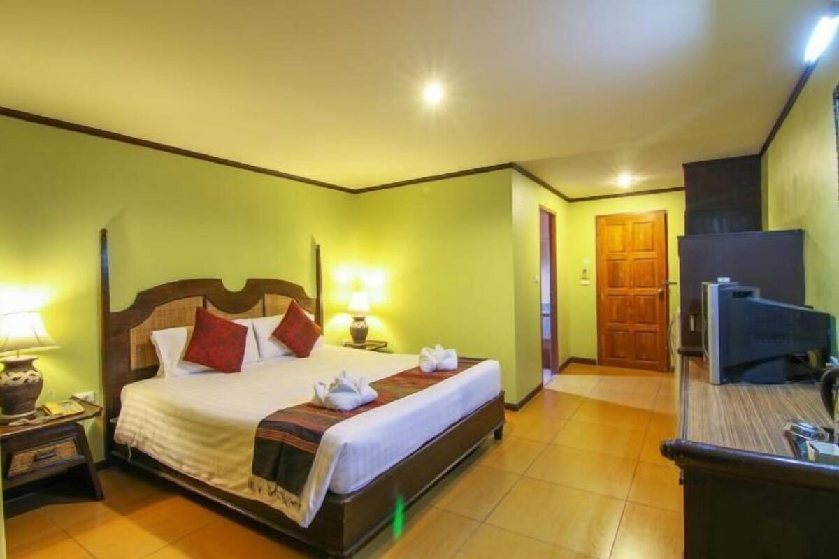 In-room safe, rollaway beds (surcharge), WiFi (free)
