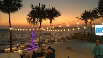 3 bares, 2 bares en la playa y bar junto a la piscina