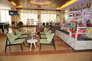 3 bars/lounges, 2 beach bars, poolside bar - Saisawan Beach Resort (Sattahip)