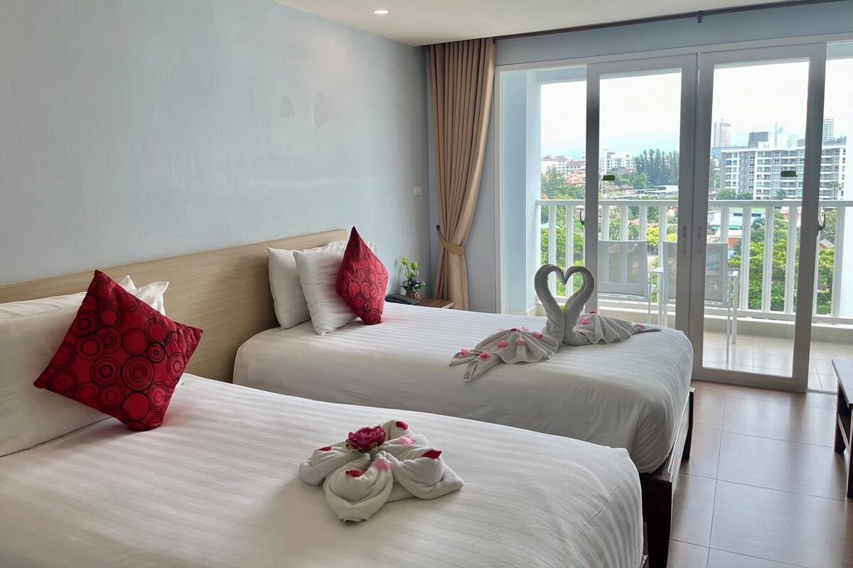 ห้องดีลักซ์ทวิน, วิวเมือง | ผ้าปูที่นอนฝ้ายอียิปต์, เครื่องนอนระดับพรีเมียม, ผ้านวมขนเป็ด