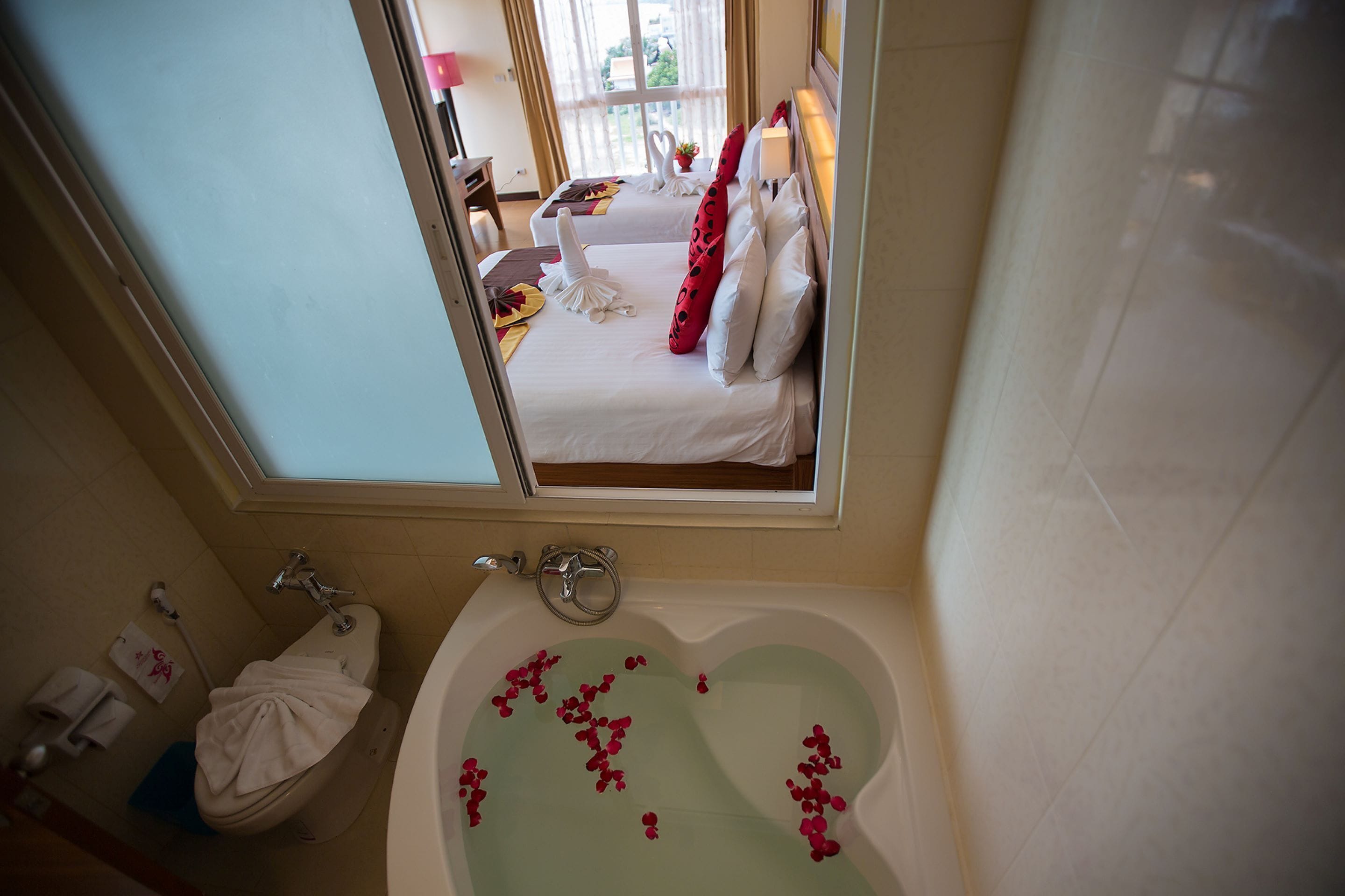 A hotel bathroom with a bathtub, toilet, and sink.