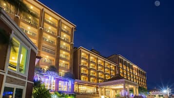 Bagian depan properti - sore/malam