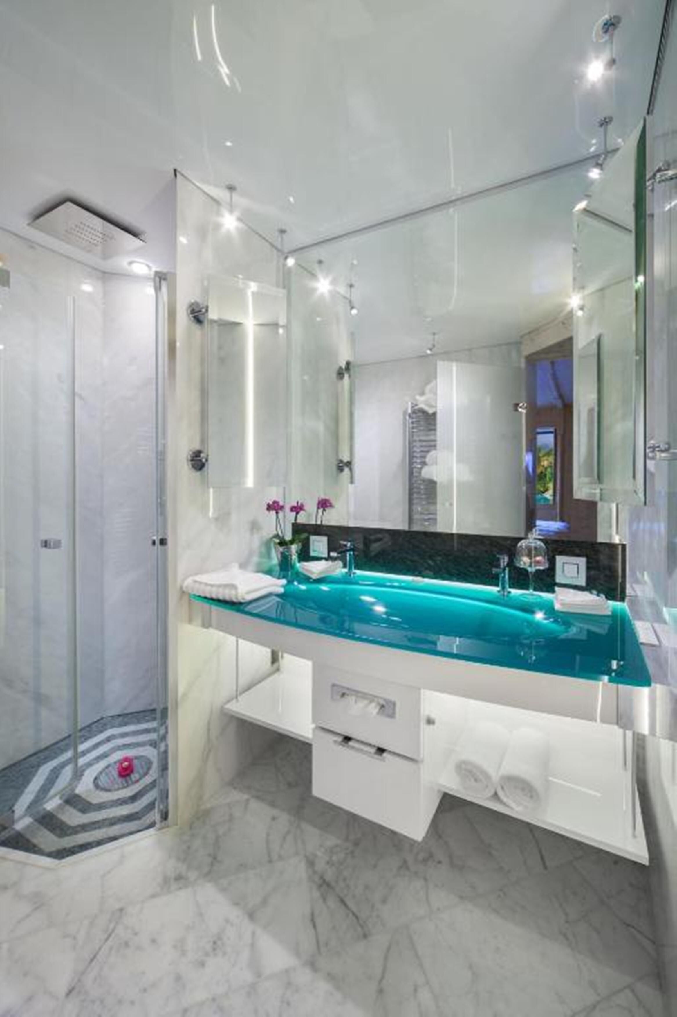 family room (kapitäns-kabine) | bathroom | shower, rainfall showerhead, designer toiletries, hair dryer