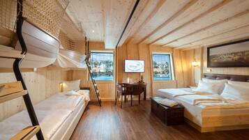 Familiekamer (Kapitäns-Kabine) | 1 slaapkamer, luxe beddengoed, donzen dekbedden, een kluis op de kamer
